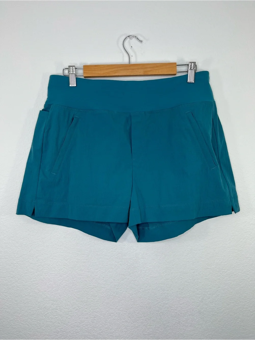 Athleta Women's Trekkie North Short Borealis Green Teal size 10
